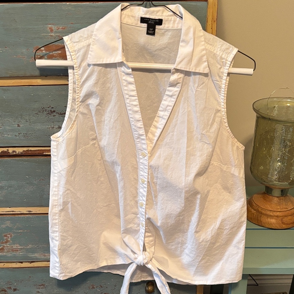 Ann Taylor White Sleeveless Button-Front Tie Hem Shirt. Sz SP